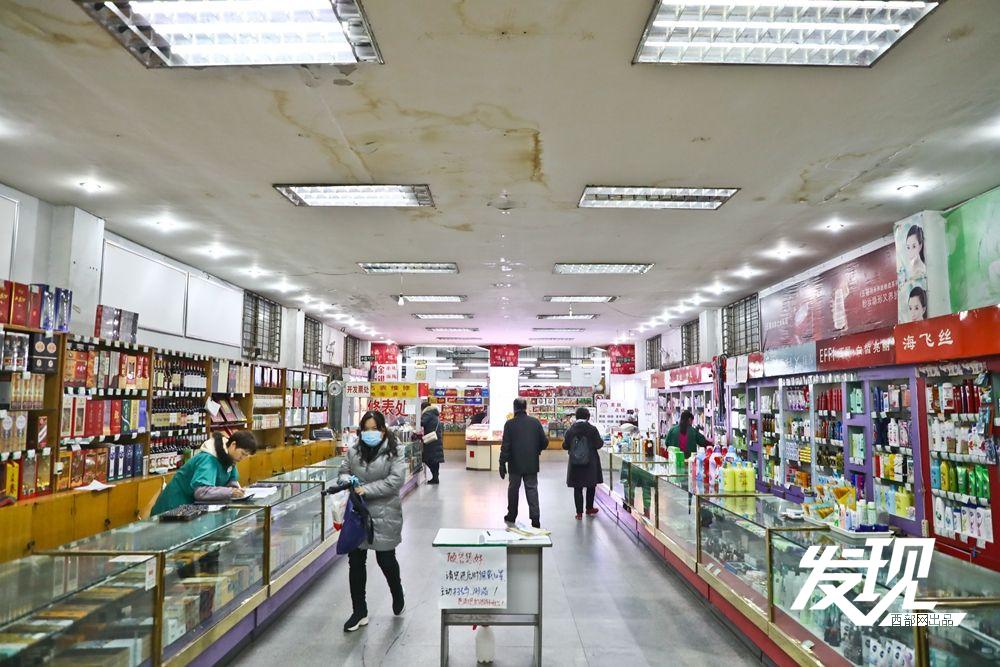 发现丨这家64年老百货商店 不只售卖一份“怀旧” 箱包销售